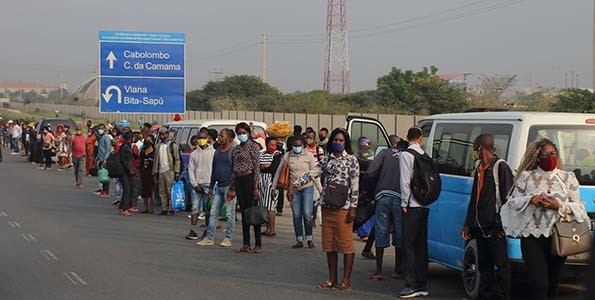 Luanda Paragens De Táxi Estão Um Caos Devido às Obrigações Impostas 